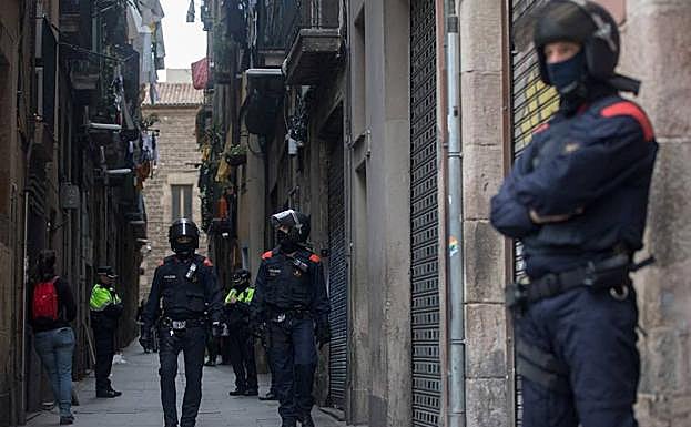 Los Mossos d´Esquadra durante una operación contra el narcotráfico.