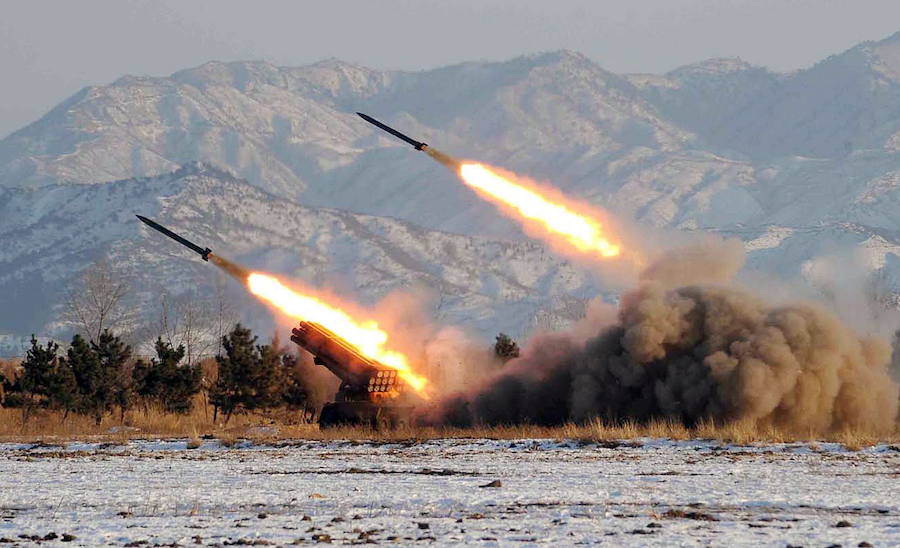 Lanzamiento de misiles de Corea del Norte durante unas maniobras militares.