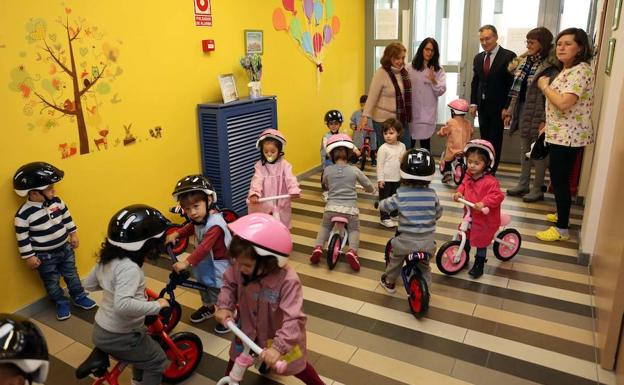 Un instante de la entrega de las bicicletas.