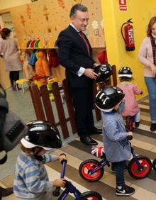 Imagen secundaria 2 - Los cuatro centros infantiles municipales reciben 60 bicicletas para enseñar a los niños movilidad y respeto al medio ambiente