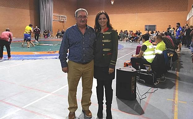 La concejala de Cs, Ana Carlota Amigo, junto al presidente de la Federación de Lucha Leonesa, Ángel Rivero.