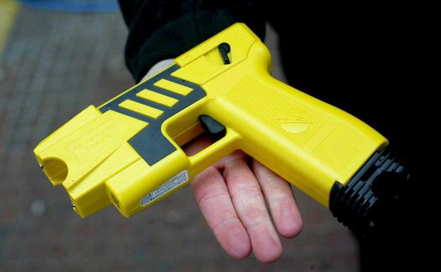 Le roban 600 euros tras dejarle sin sentido con una pistola eléctrica