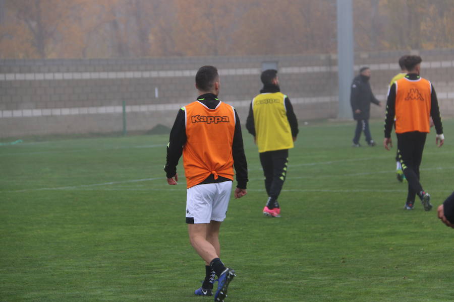 Fotos: Entrenamiento de la Cultural para preparar el derbi en Ponferrada