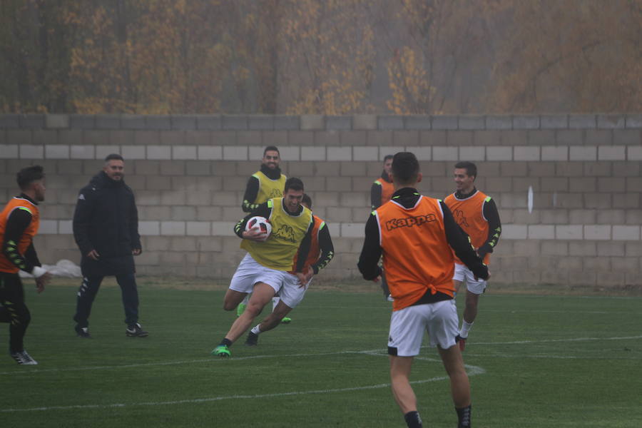 Fotos: Entrenamiento de la Cultural para preparar el derbi en Ponferrada