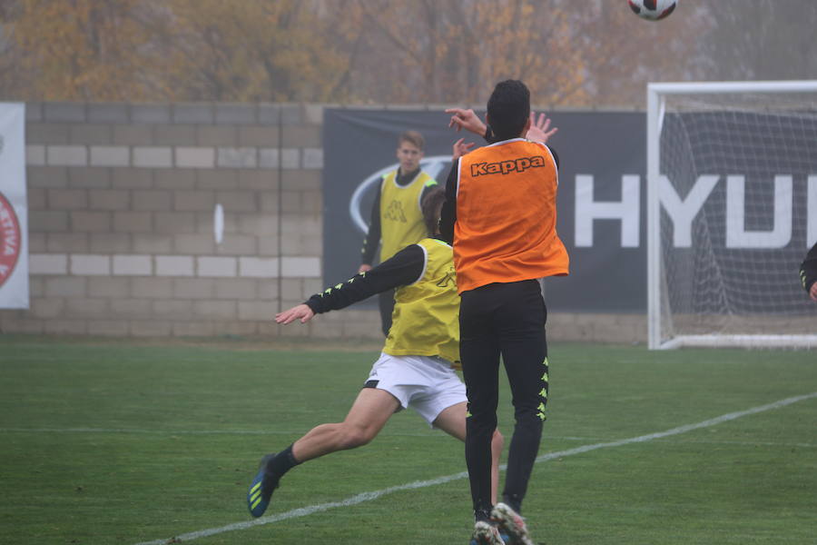 Fotos: Entrenamiento de la Cultural para preparar el derbi en Ponferrada