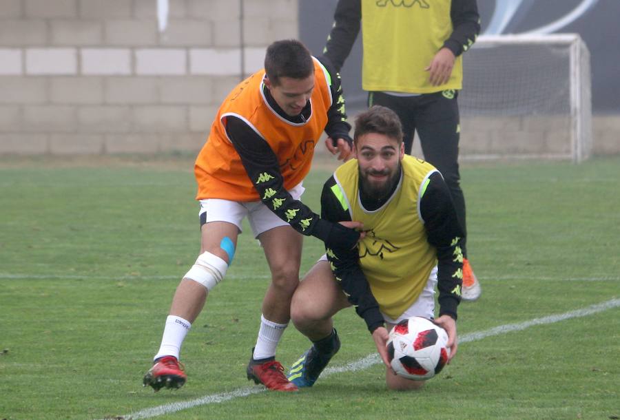 Fotos: Entrenamiento de la Cultural para preparar el derbi en Ponferrada