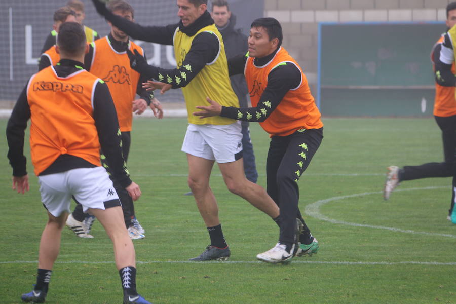 Fotos: Entrenamiento de la Cultural para preparar el derbi en Ponferrada