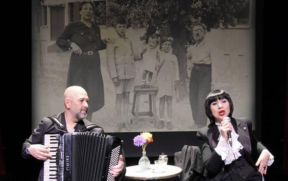 Los hermanos Luisa y Cuco Pérez.