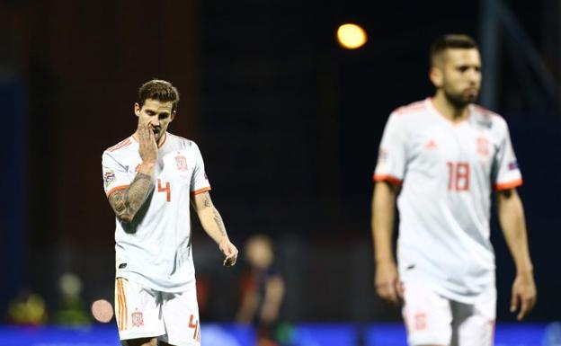 Iñigo Martínez y Jordi Alba se lamentan tras la derrota.