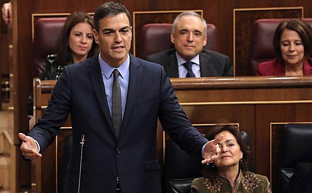 Sánchez responde a una pregunta del líder del PP durante la sesión de control al Gobierno de ayer en el Congreso.