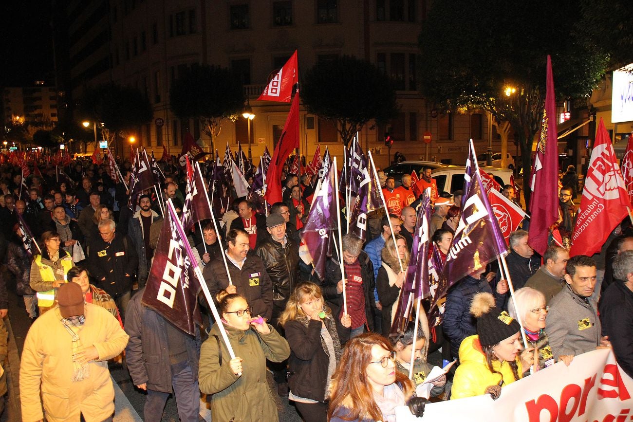 Más de 12.000 personas se dan cita en la capital para defender el futuro de la provincia 