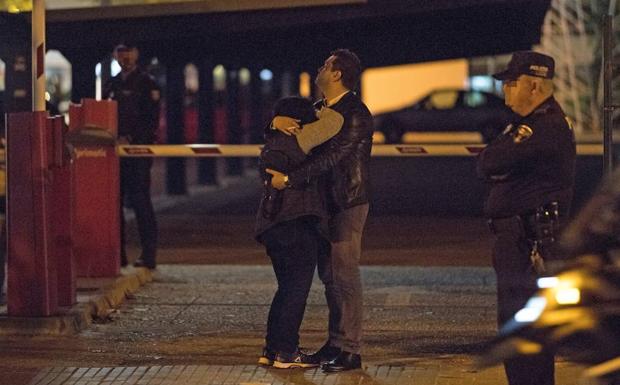 Compañeras de trabajo de la mujer apuñalada esta tarde en el centro comercial donde trabajaba en Palma de Mallorca por su pareja, un hombre de 45 años, se lamentan.