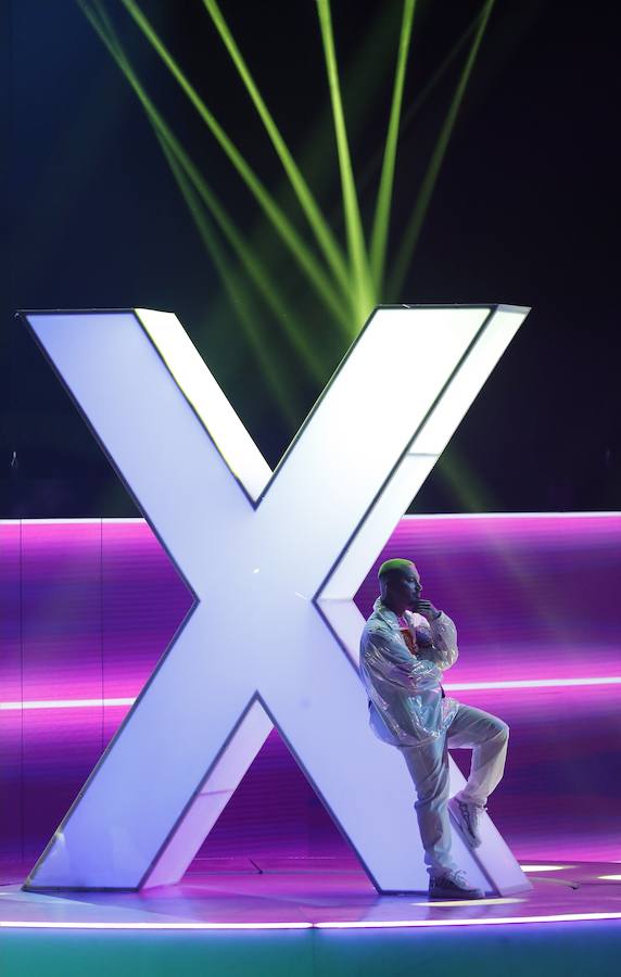 J Balvin se presenta durante la XIX ceremonia anual de los Premios Grammy Latinos.