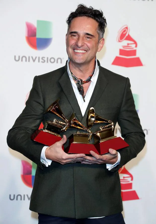 El triple ganador, Jorge Drexler, posa con los premios al Mejor disco del año, Canción del año y Mejor álbum de cantautores.