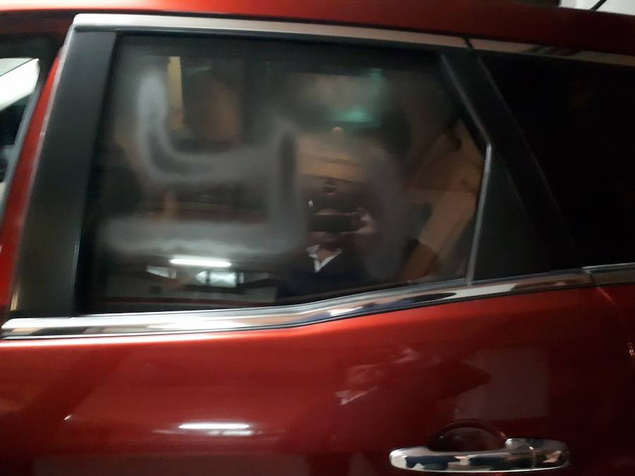 Esvástica pintada en el vehículo de Alejandro Fernández.