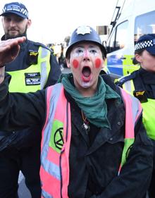 Imagen secundaria 2 - Miles de personas protestan en Londres durante el «día de la rebelión» contra el cambio climático