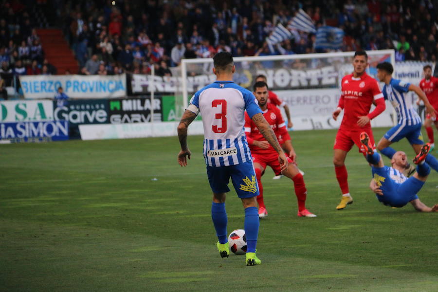 Fotos: Imágenes de la Orimera parte del derbi Ponferradina-Cultura I