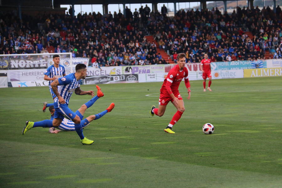 Fotos: Imágenes de la Orimera parte del derbi Ponferradina-Cultura I