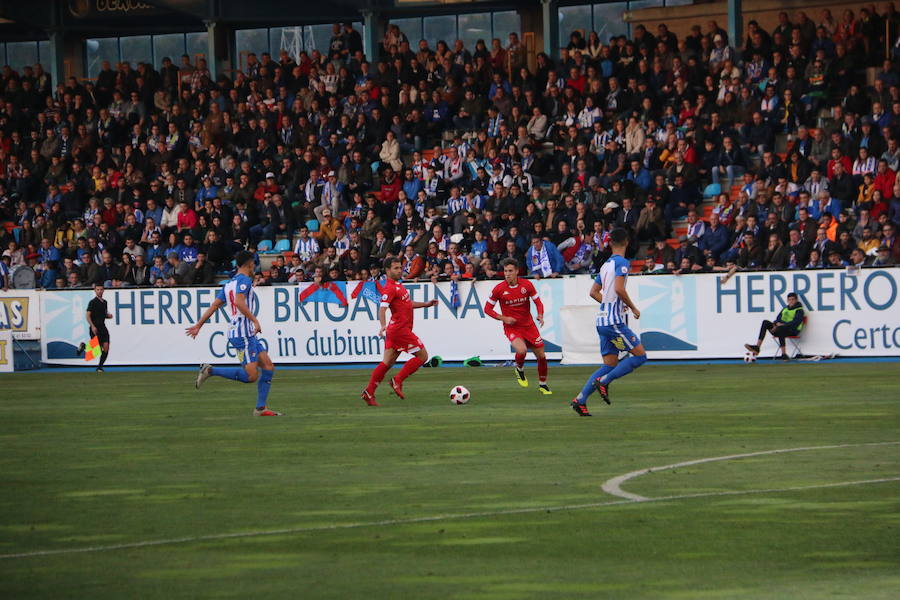 Fotos: Imágenes de la Orimera parte del derbi Ponferradina-Cultura I