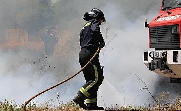 Un bombero junto a un camión.