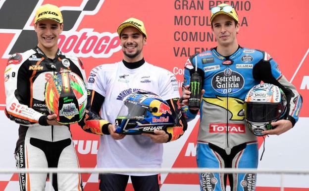 Lekuona, Oliveira y Márquez, tras la carrera.