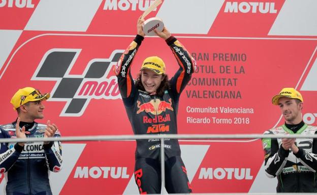 El piloto turco de Moto 3 Can Öncü (c) , en el podio junto al español Jorge Martin (i) y el británico John Mcphee, tercero, en el circuito Ricardo Tormo de Cheste. 