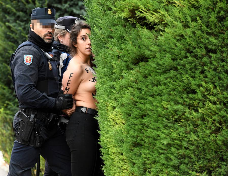 Imagen secundaria 2 - Activistas de Femen protestan en un acto franquista