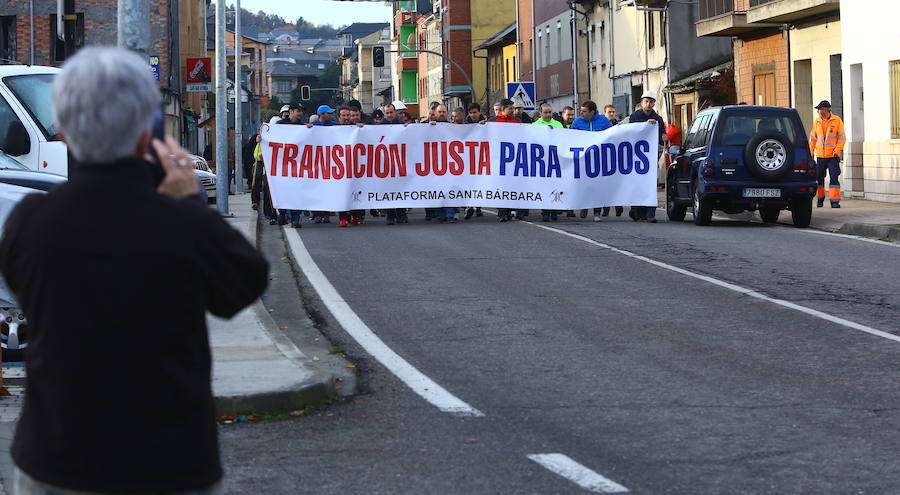 Fotos: La marcha minera de Toreno pone rumbo a Oviedo