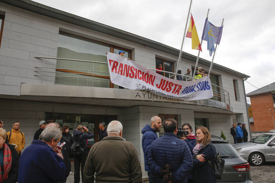 Los trabajadores de las auxiliares enmarcados en la plataforma Santa Bárbara realizan la segunda etapa de su marcha a pie hasta Oviedo para reclamar una transición «justa»