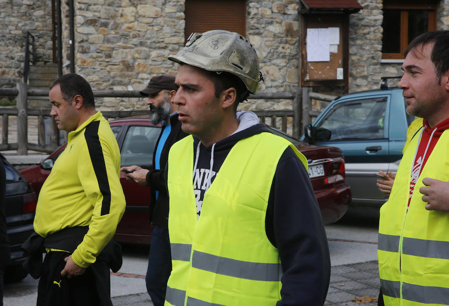 Los trabajadores de las auxiliares enmarcados en la plataforma Santa Bárbara realizan la segunda etapa de su marcha a pie hasta Oviedo para reclamar una transición «justa»