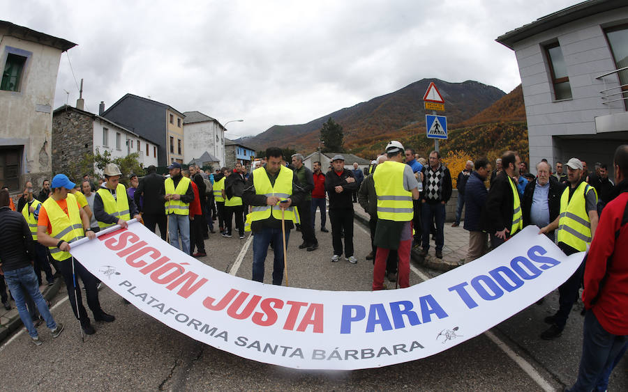 Los trabajadores de las auxiliares enmarcados en la plataforma Santa Bárbara realizan la segunda etapa de su marcha a pie hasta Oviedo para reclamar una transición «justa»