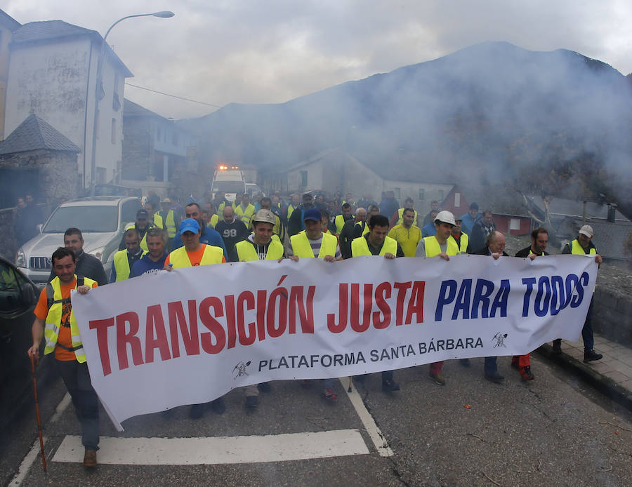 Los trabajadores de las auxiliares enmarcados en la plataforma Santa Bárbara realizan la segunda etapa de su marcha a pie hasta Oviedo para reclamar una transición «justa»