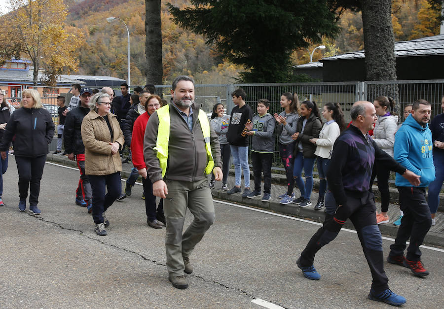 Los trabajadores de las auxiliares enmarcados en la plataforma Santa Bárbara realizan la segunda etapa de su marcha a pie hasta Oviedo para reclamar una transición «justa»