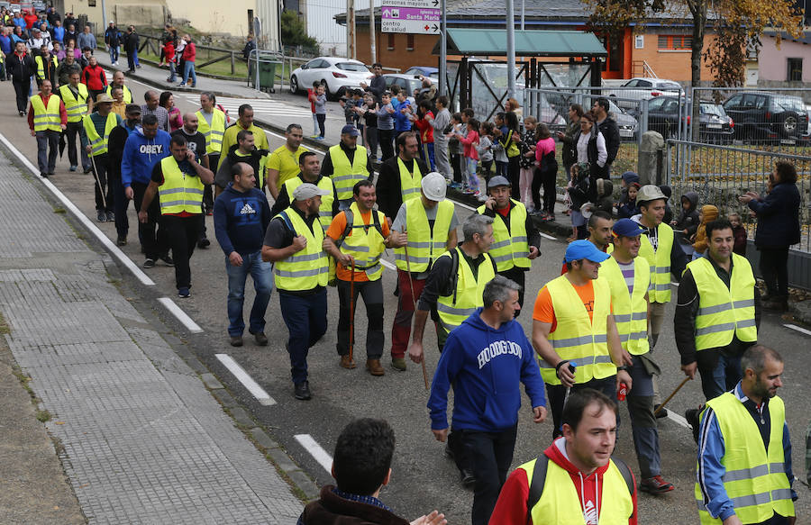 Los trabajadores de las auxiliares enmarcados en la plataforma Santa Bárbara realizan la segunda etapa de su marcha a pie hasta Oviedo para reclamar una transición «justa»