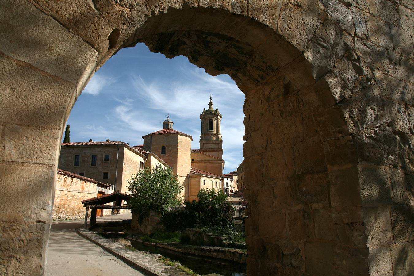 Santo Domingo de Silos. Debe su nombre a su conocido Monasterio. Lugar que no asentó su población urbana hasta el siglo VII. En el siglo X, con la repoblación, el Monasterio se convierte en uno de los más destacados de Castilla. Gracias al Abad Santo Domingo, el monasterio prosperó y permitió lo mismo en la población a su amparo, recibiendo así, el lugar, el nombre de su gran impulsor. Cuenta con restos de muralla del siglo XIII y de viviendas monacales de esa época, albergando también, una de las mejores colecciones de instrumentos musicales de España.