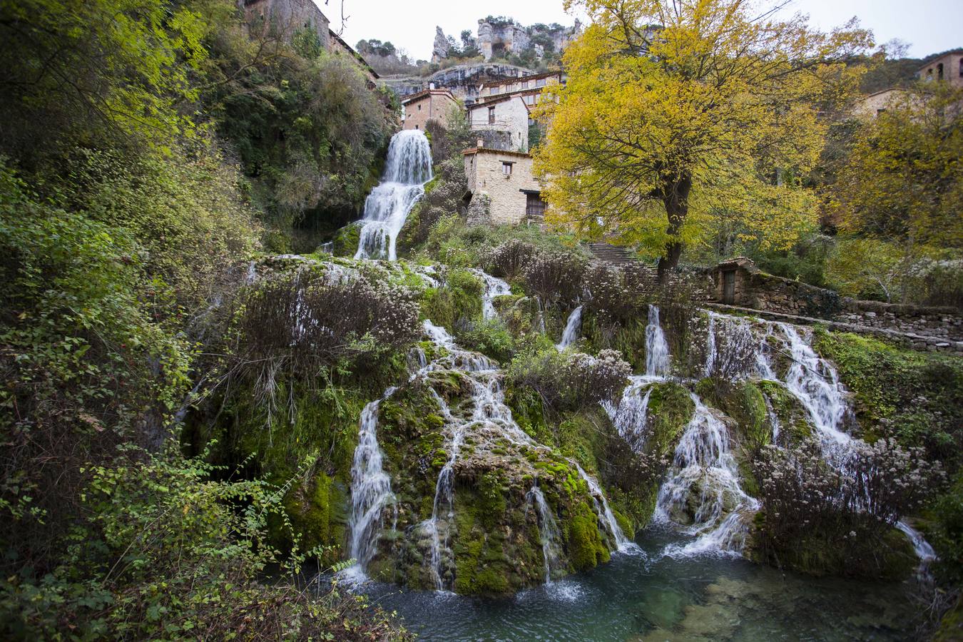 Orbaneja del Castillo. Con un espectacular emplazamiento, un anfiteatro rocoso que permite ver el grandioso castillo. El caserío se encuentra escalonado en las laderas del Valle, encontrándose en el punto más alto su Iglesia, y el sitio ideal para divisar el Valle. Un lugar donde convivieron durante siglos mozárabes, judíos y cristianos, lo que le da una gran riqueza cultural. Vivió su momento de máximo esplendor en los siglos XII y XII, cuando por allí pasaba el camino de Santiago, parando peregrinos en su Convento y reconocido Hospital.