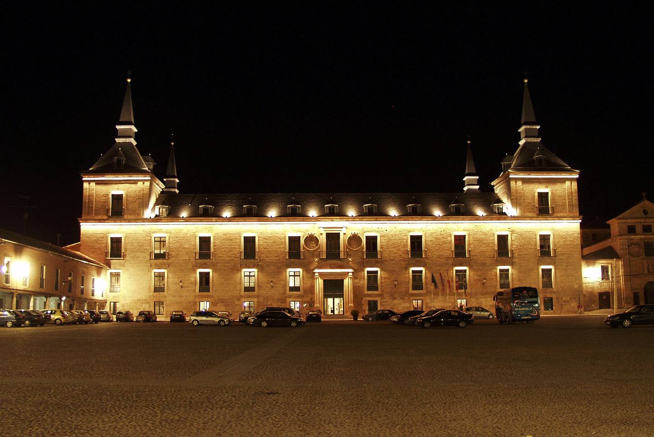 Lerma. Se levanta sobre una colina desde donde se domina toda la vega del río Arlanza. Una ciudad en la que los restos de la muralla medieval conviven con un anillo de conventos, iglesias y casas señoriales, entre las que destaca el Palacio Ducal, una joya de la arquitectura herreriana y testigo del pasado floreciente que vivió la villa en tiempos de Felipe II. Declarada conjunto histórico artístico en 1965, es una de las ciudades de estilo herreriano más armónicas.