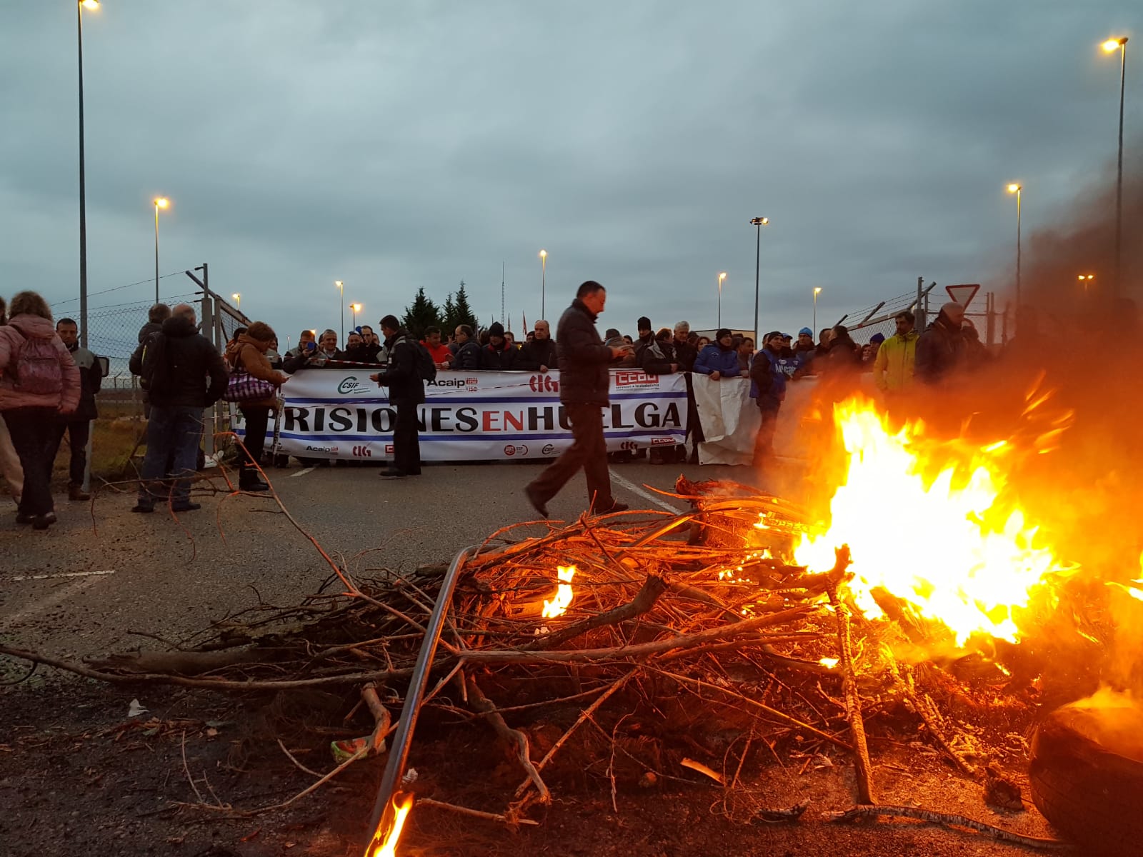 Los funcionarios de la cárcel de León endurecen su protesta y no permiten relevos ni diligencias