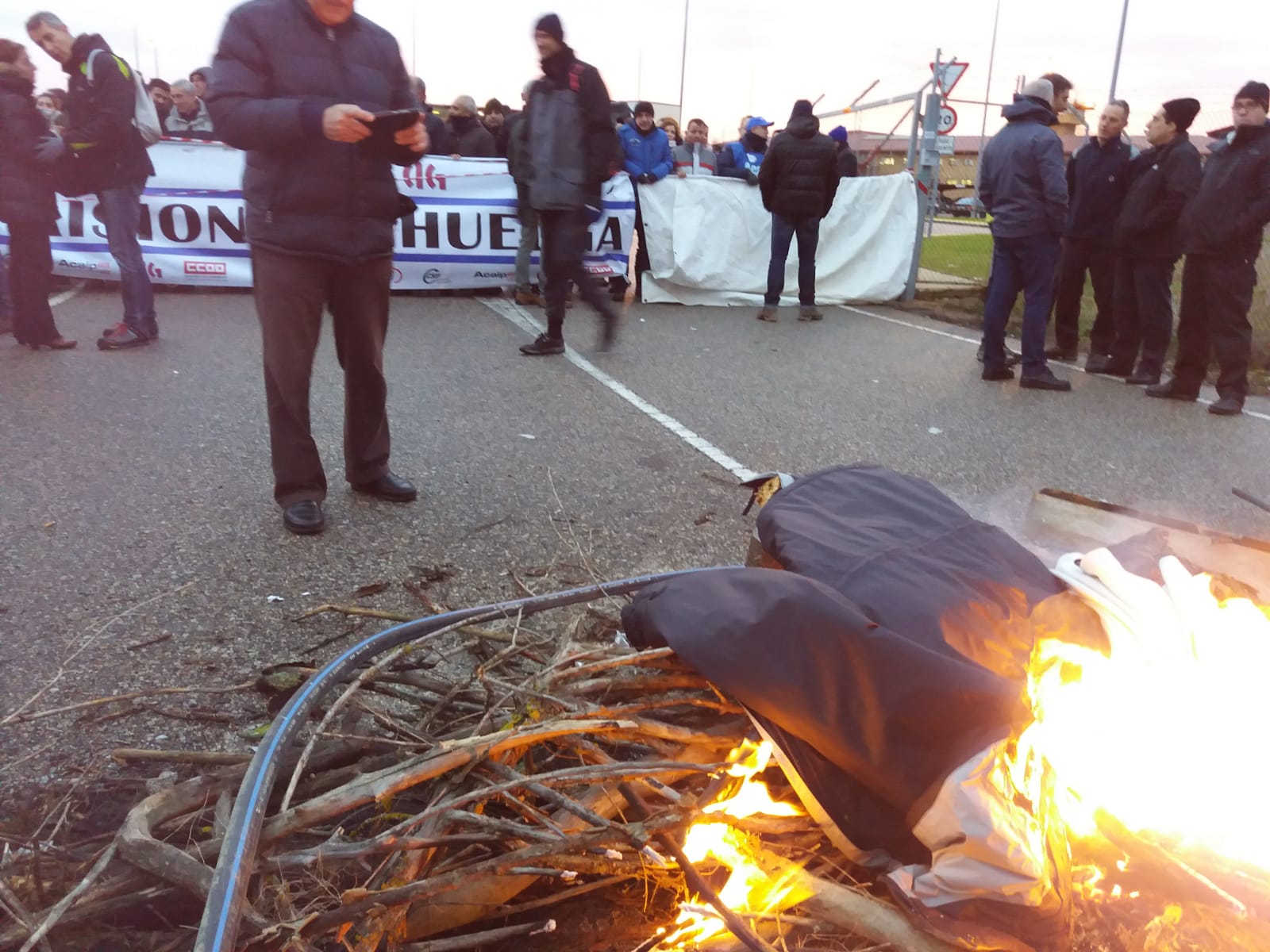Los funcionarios de la cárcel de León endurecen su protesta y no permiten relevos ni diligencias