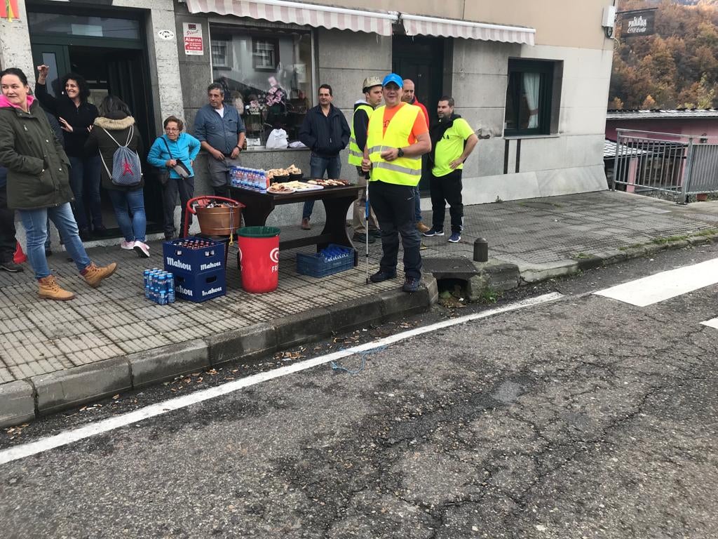 Los trabajadores de las auxiliares enmarcados en la plataforma Santa Bárbara realizan la segunda etapa de su marcha a pie hasta Oviedo para reclamar una transición «justa»