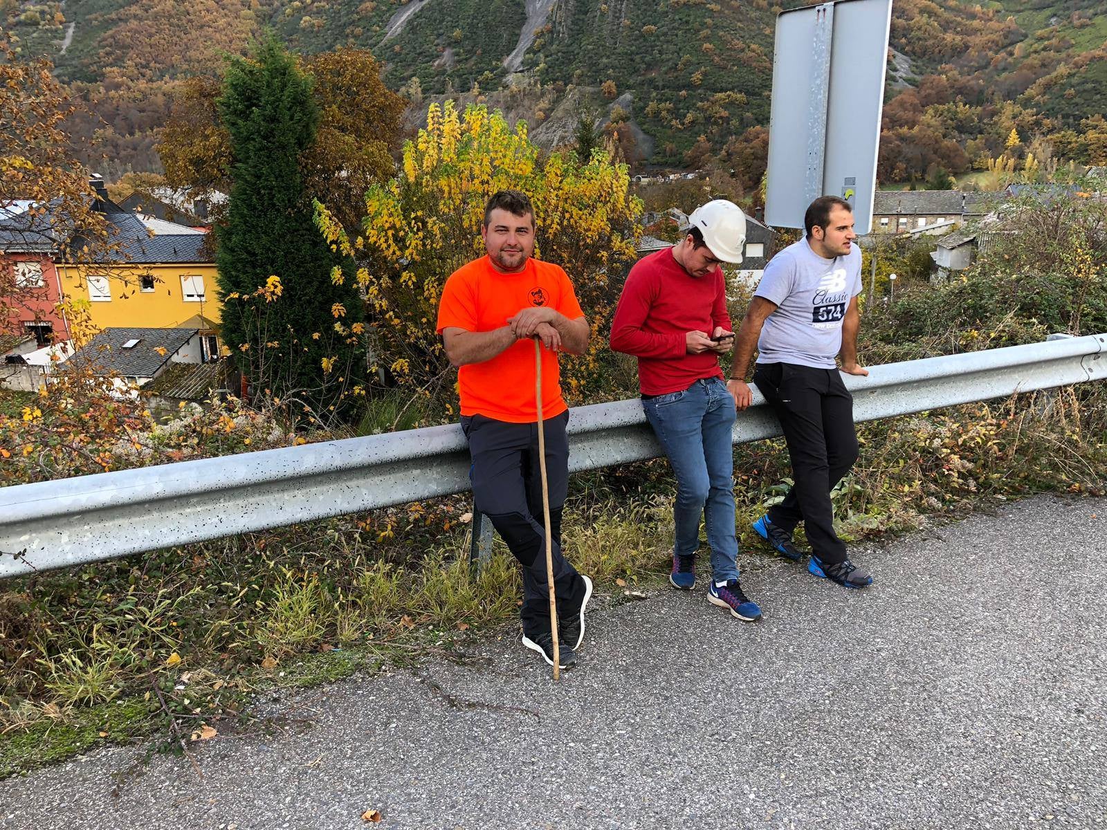 Los trabajadores de las auxiliares enmarcados en la plataforma Santa Bárbara realizan la segunda etapa de su marcha a pie hasta Oviedo para reclamar una transición «justa»