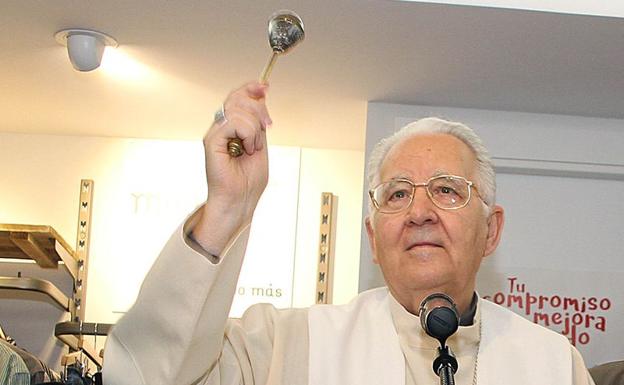 Julián López, obispo de León, durante un acto religioso.