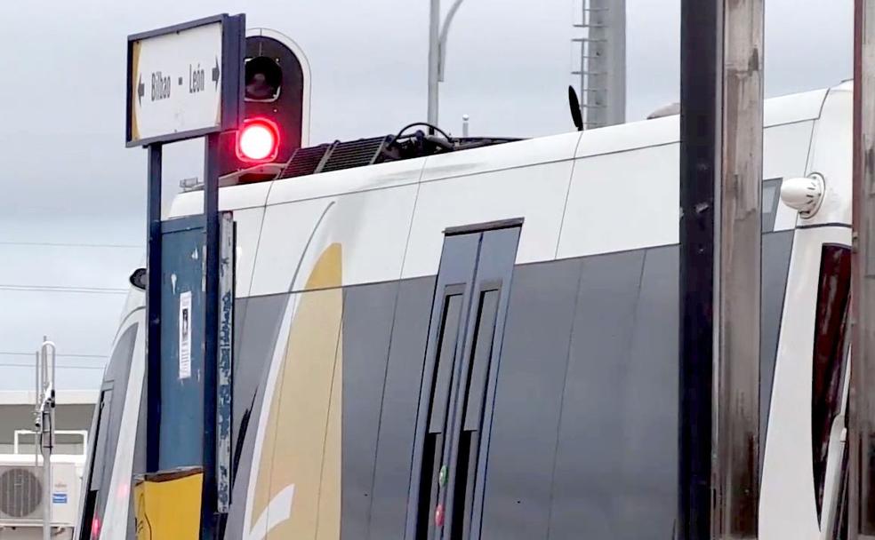 Imagen de un tren de Feve en un apeadero de la capital.