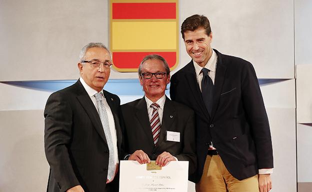 Jordi Llopart, con su diploma, entre Alejandro Blanco y Raúl Chapado. 