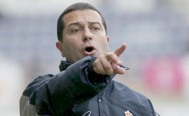 Tomé, durante un partido en el banquillo de la Cultural y Deportiva Leonesa.