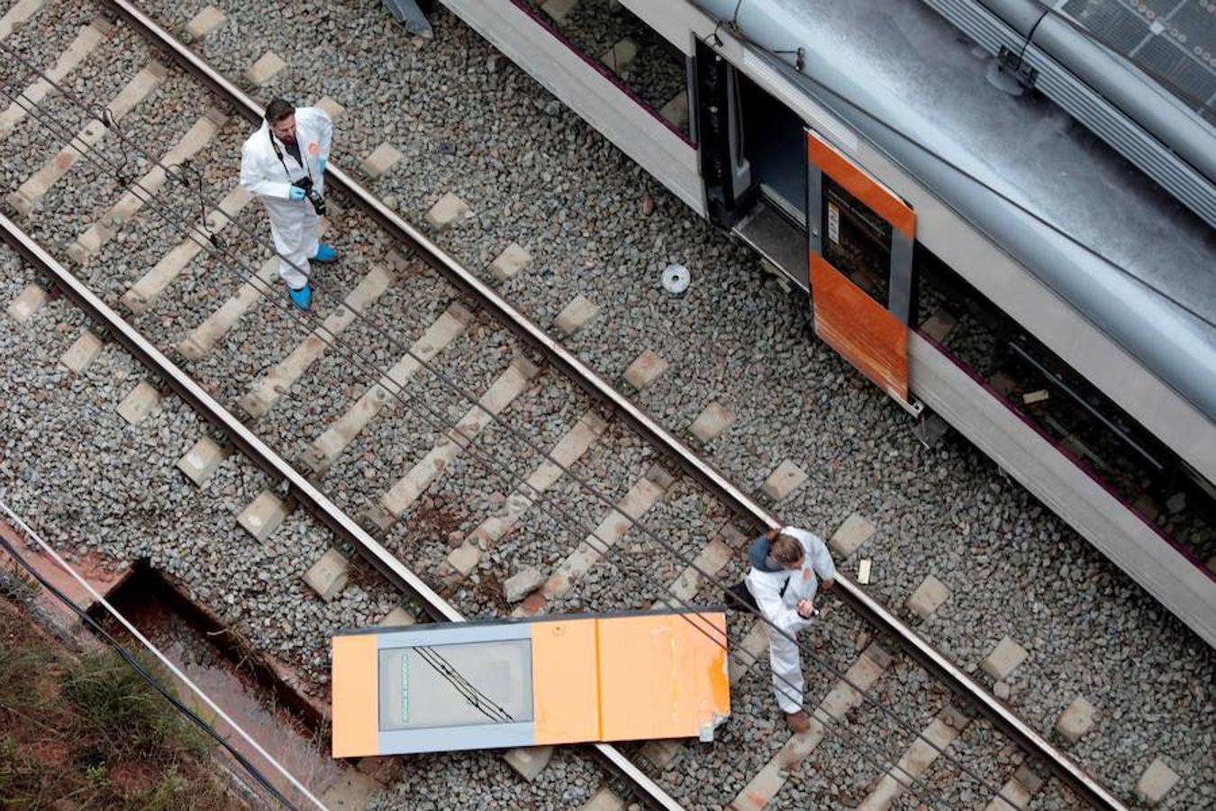 Los Mossos investigan las causas del suceso. Una de las puertas rotas para evacuar a los pasajeros del tren.