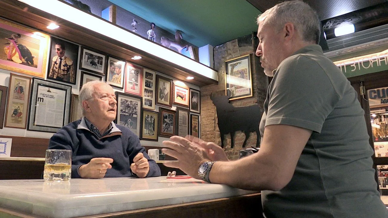 El experto crítico vinícola conversa con Javier Gómez, propietario de El Camarote Madrid, durante una entrevista para leonoticias