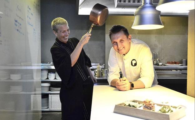 Yolanda y Juanjo, de Restaurante Pablo, en la cocina de su establecimiento.