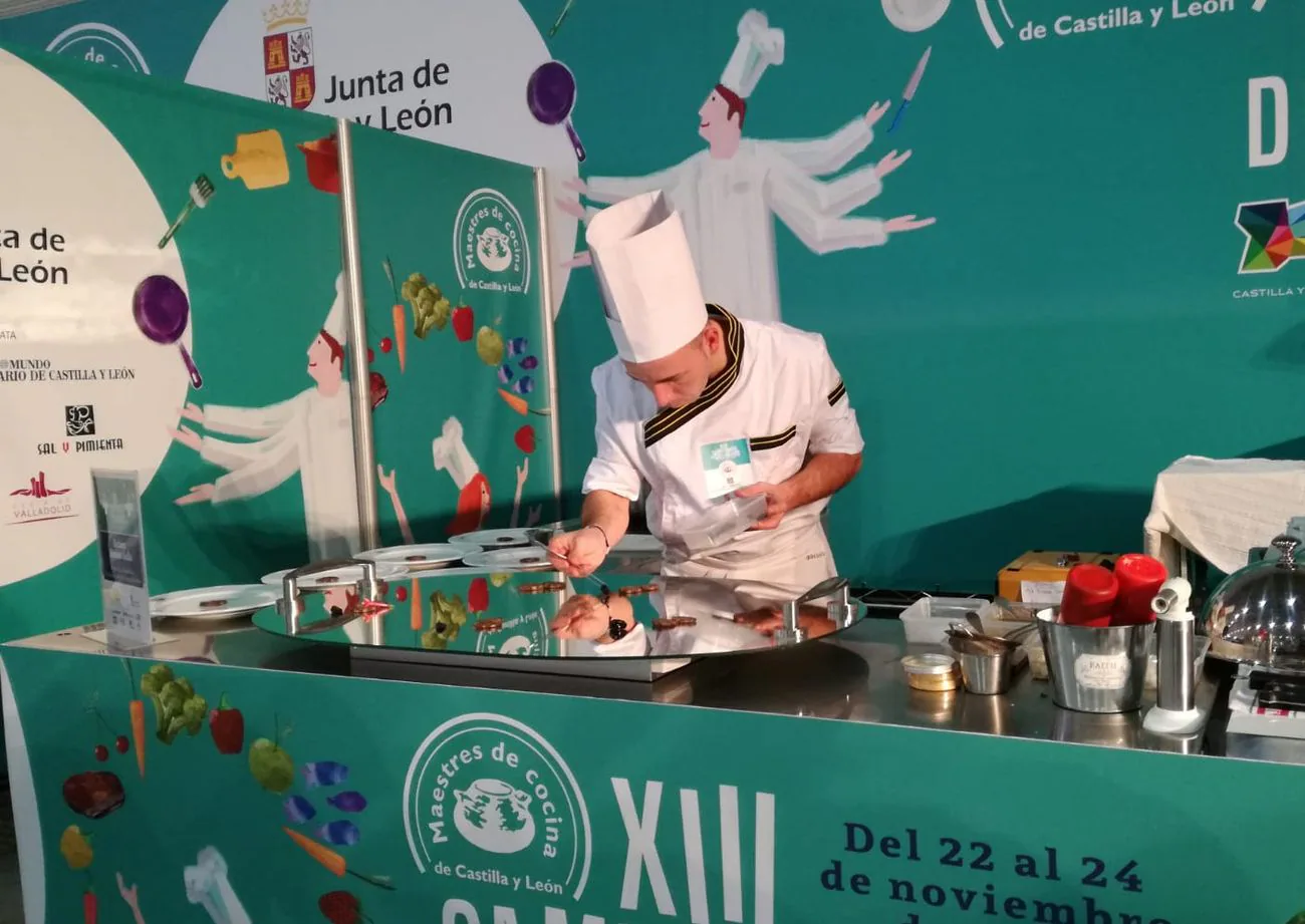 El cocinero Rubén Solla, chef en la Finca La Realeza y Docente, representará este sábado a León en la final del XIII Campeonato de Maestres de Cocina en Intur