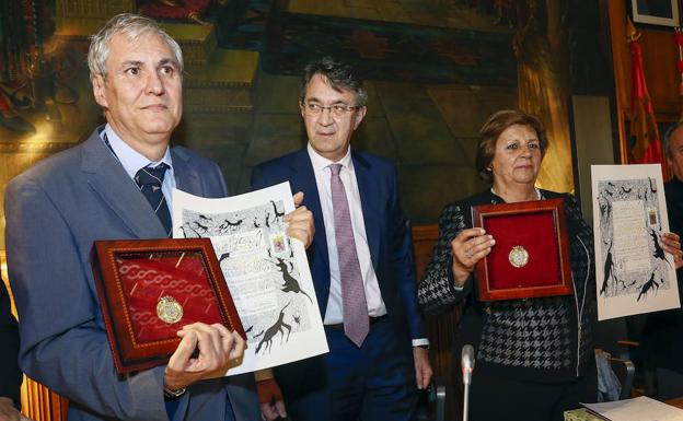 El presidente de la Diputación de León, Juan Martínez Majo, hace entrega de la Medalla de Oro de la Provincia